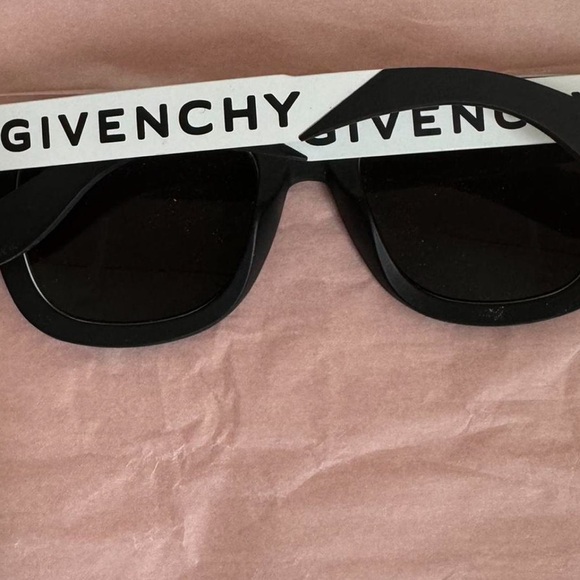Givenchy - Picture 2 of 3